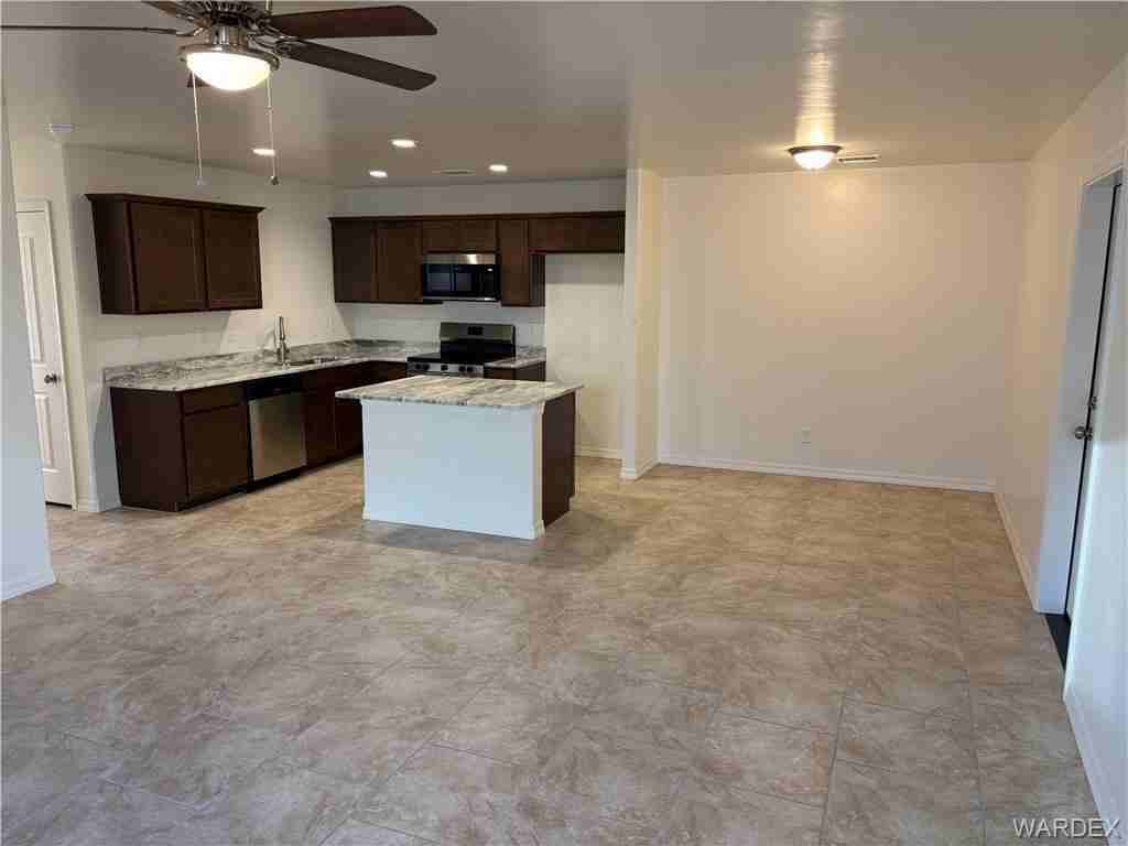 981 Calumet Ave - Photo 4 of 15