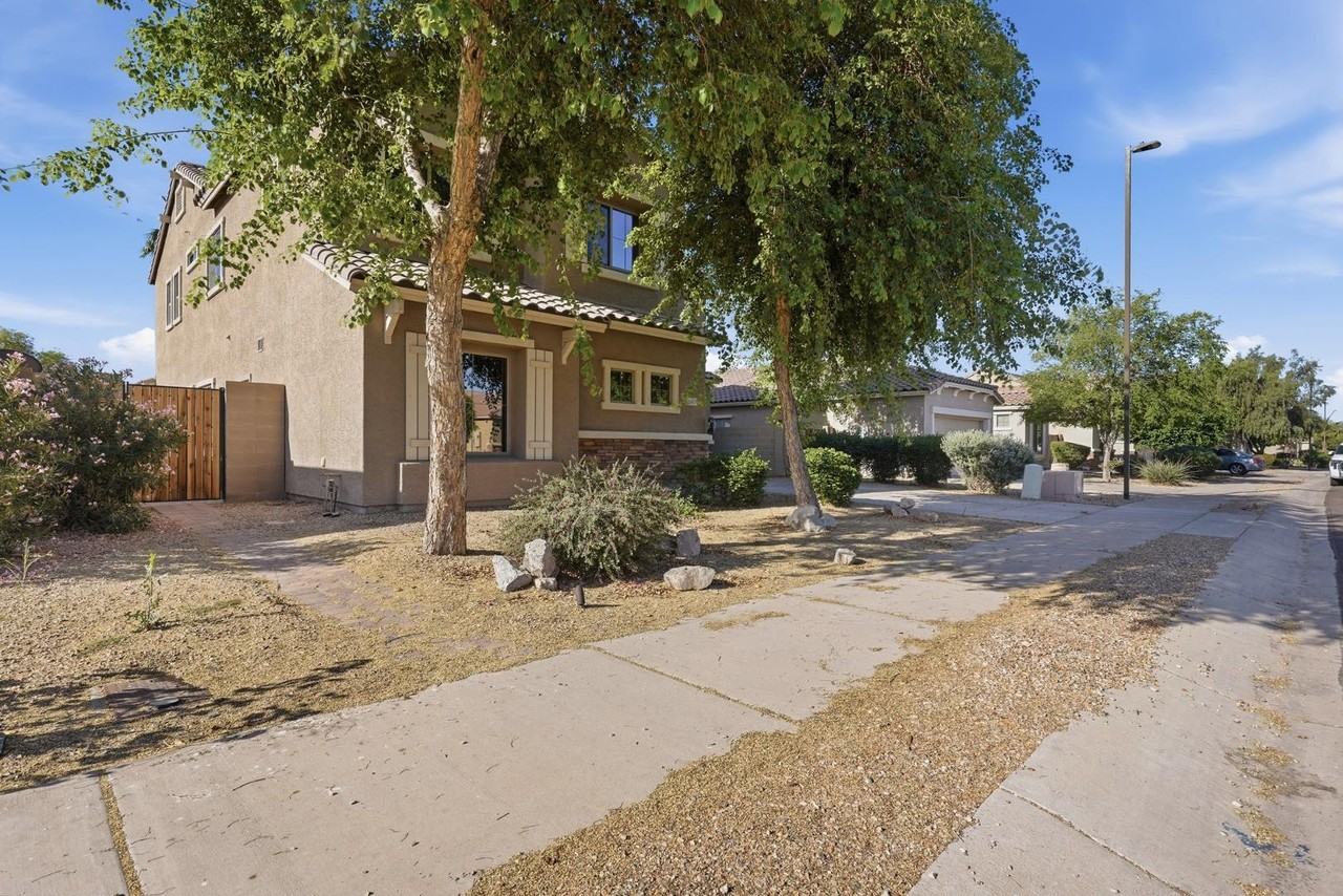 16809 W Magnolia St - Photo 2 of 23