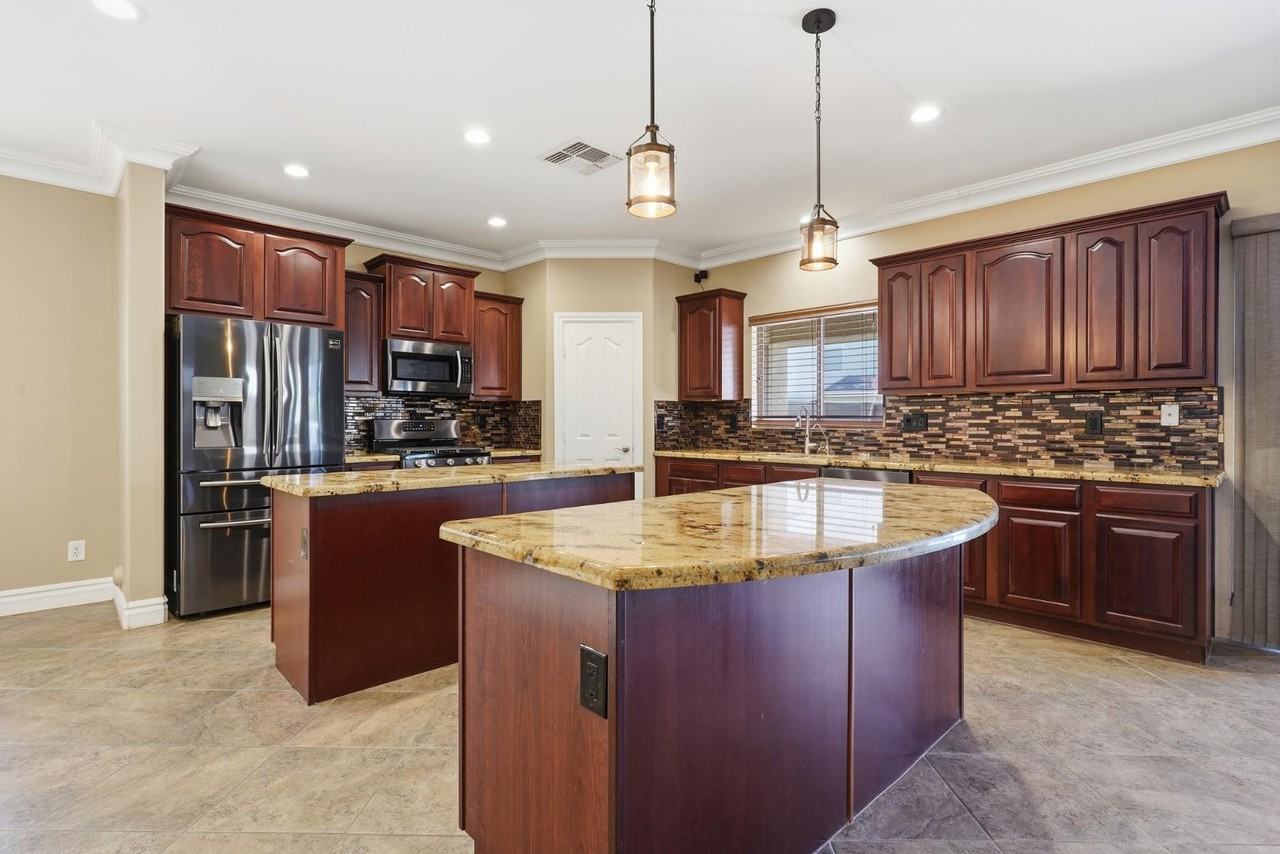 16809 W Magnolia St - Photo 4 of 23