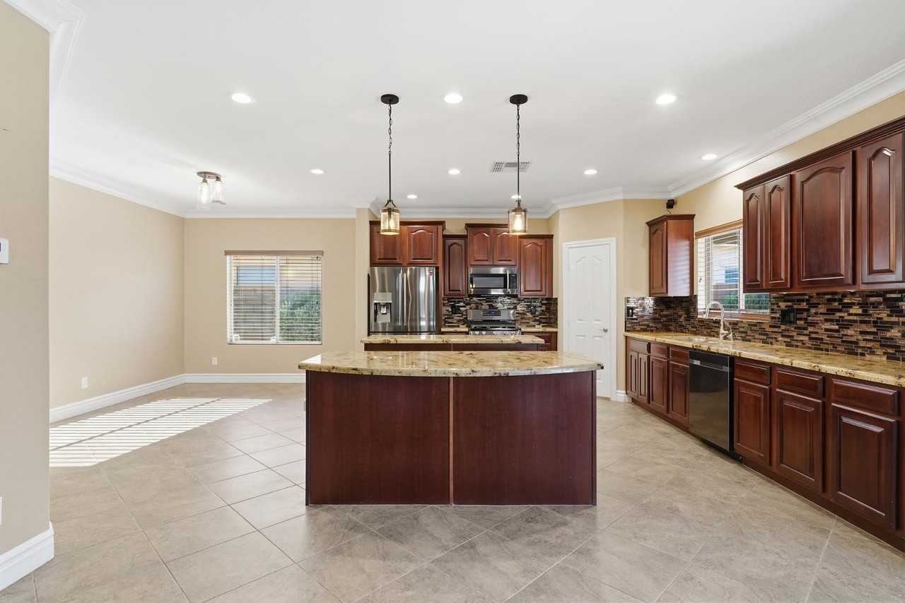 16809 W Magnolia St - Photo 5 of 23