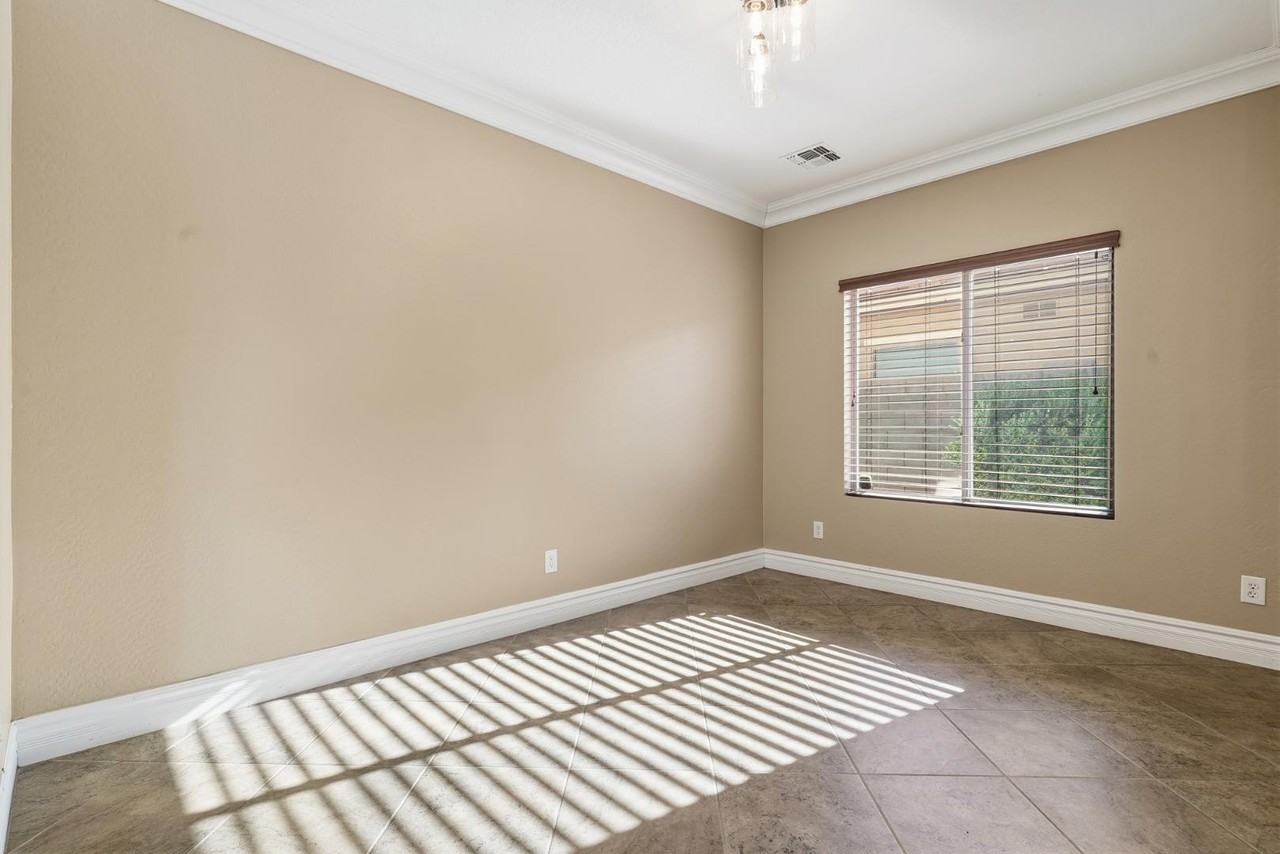 16809 W Magnolia St - Photo 6 of 23