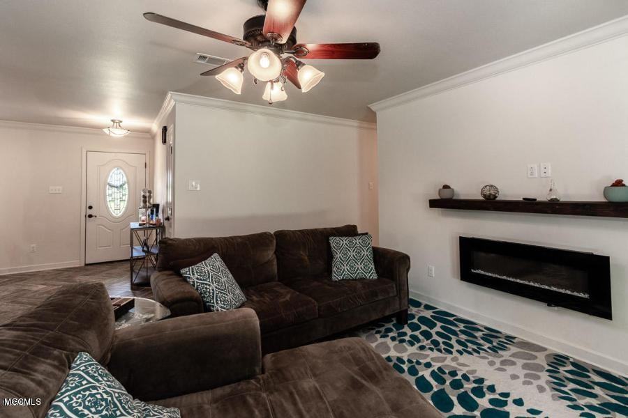 556 Tasha Dr - Photo 2 of 9