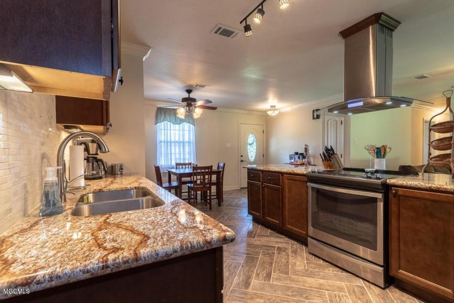 556 Tasha Dr - Photo 3 of 9
