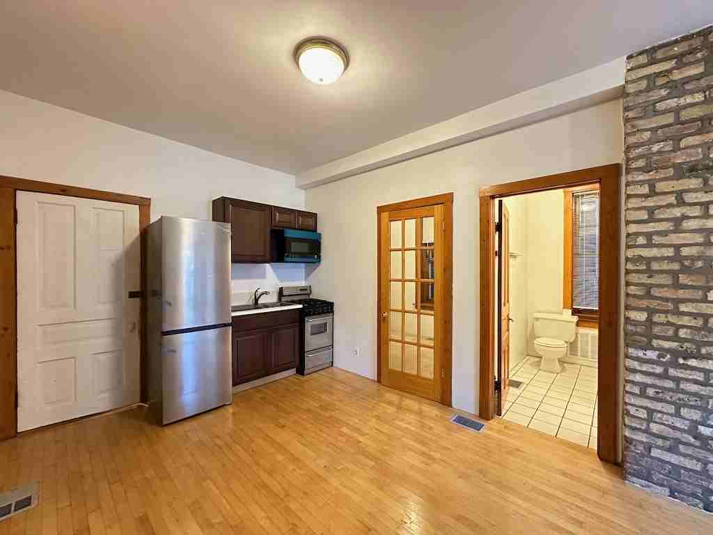 1435 N Bosworth Ave #1R - Photo 5 of 21