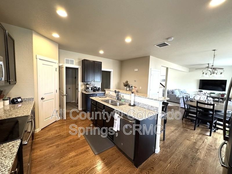 8456 Hardwood Cir - Photo 5 of 38