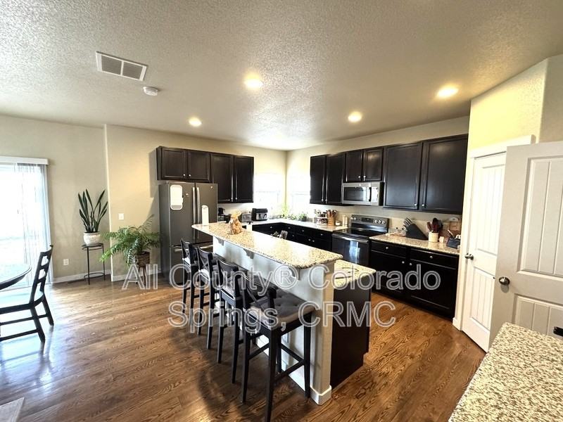 8456 Hardwood Cir - Photo 6 of 38