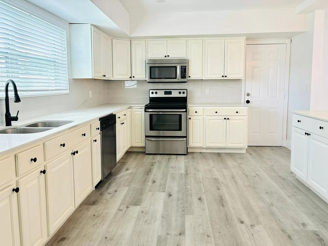 1121 N 40th Ave - Photo 6 of 25