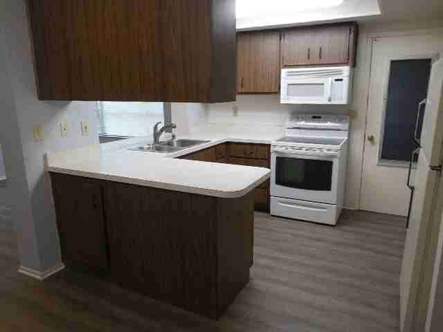 13102 Pembrook Ct - Photo 7 of 21