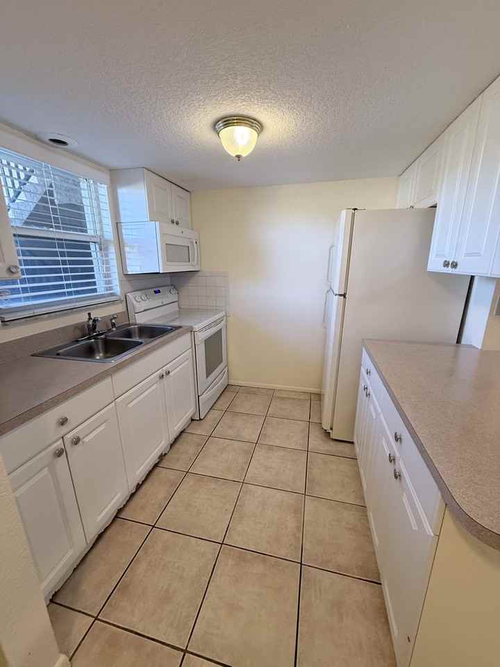 2845 Magdalina Dr - Photo 4 of 15