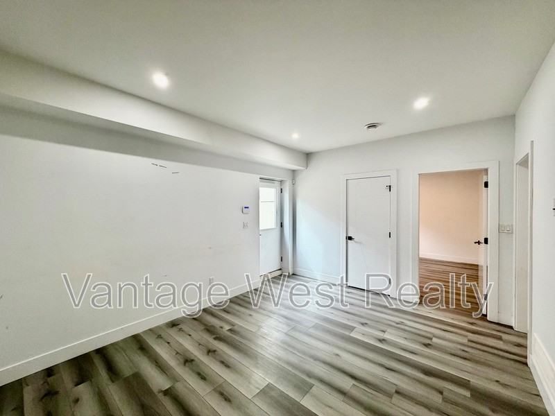 474 Snowsell St N - Photo 4 of 15