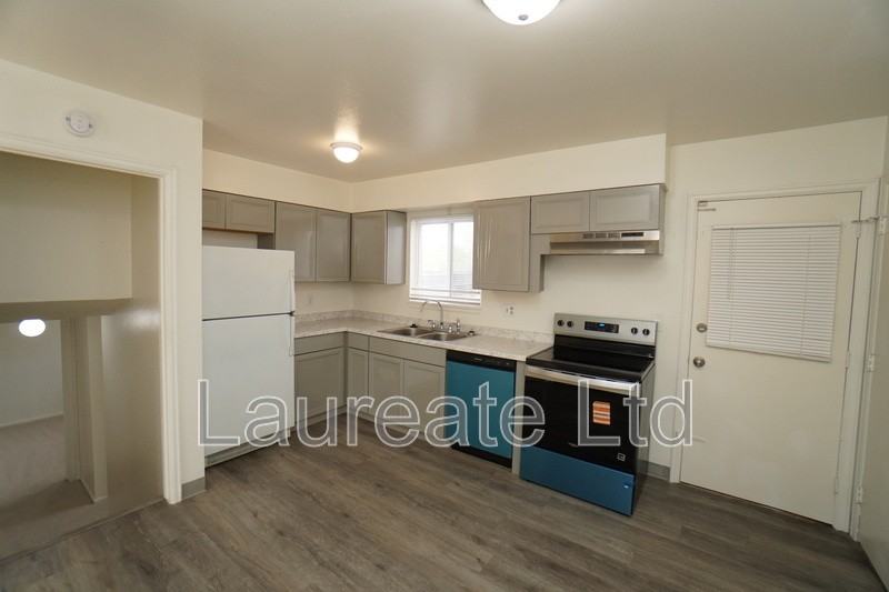 1060 S Newark St - Photo 7 of 26