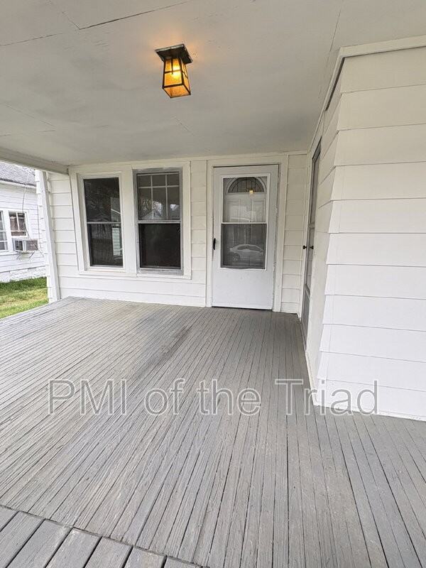 1110 Adams St - Photo 3 of 25