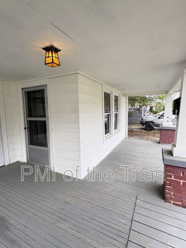 1110 Adams St - Photo 4 of 25