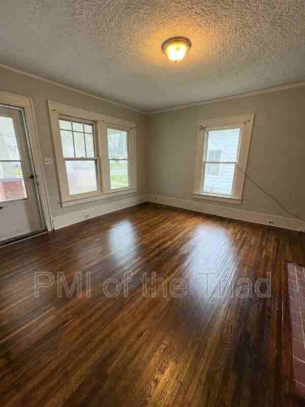 1110 Adams St - Photo 5 of 25