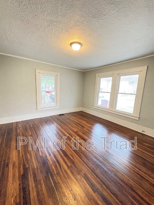 1110 Adams St - Photo 7 of 25