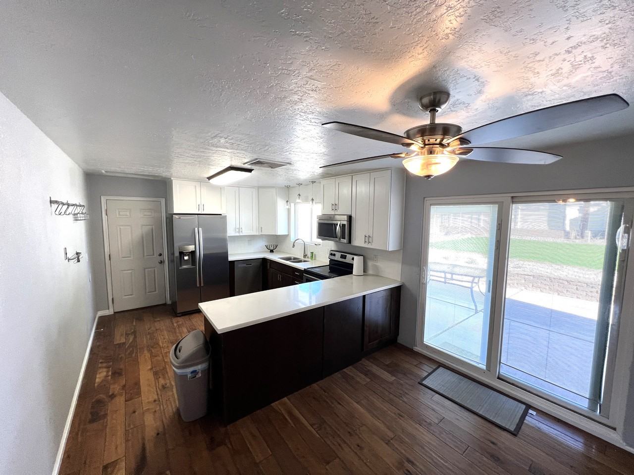 23 Es - Photo 3 of 16