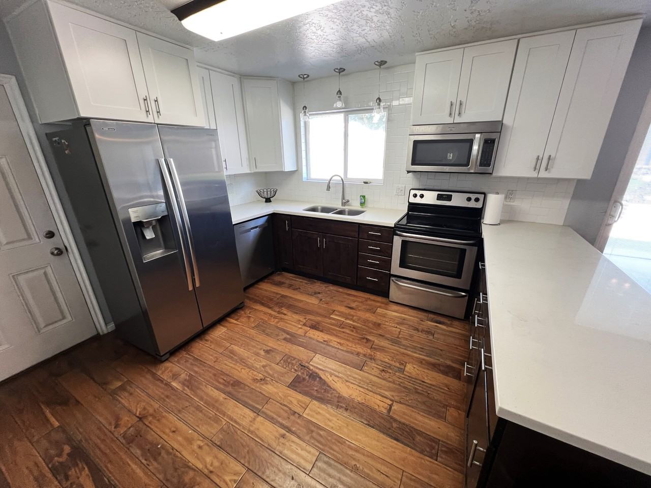 23 Es - Photo 4 of 16