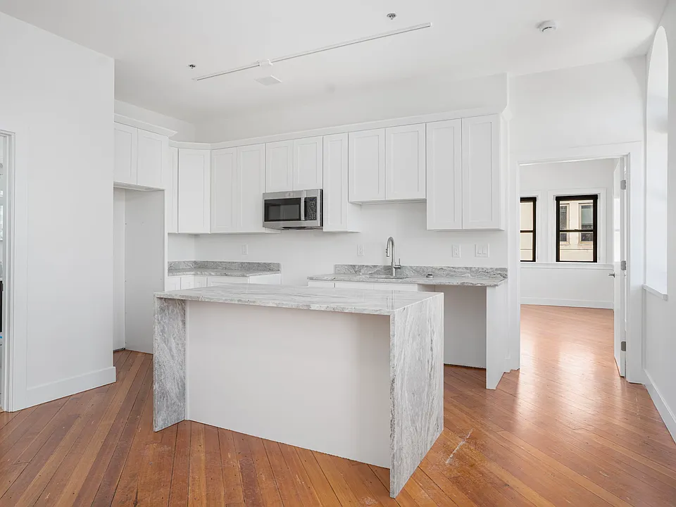 136 Westminster St - Photo 5 of 12
