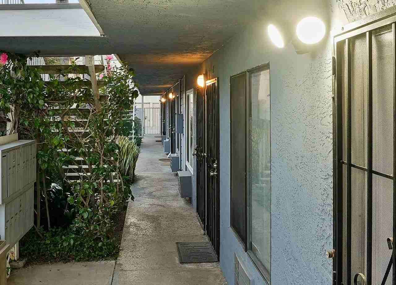 4218 46Th St - Photo 2 of 12