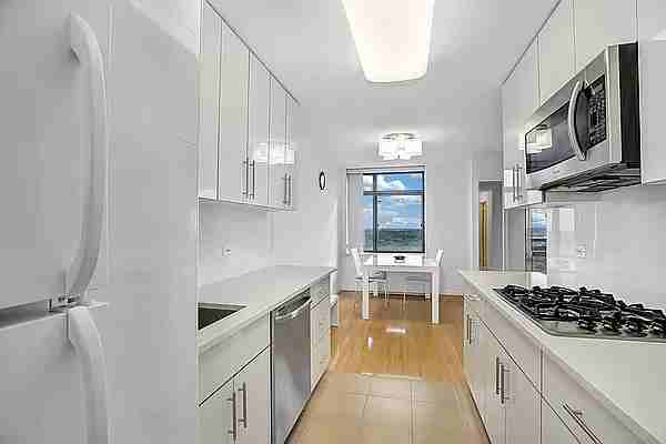 11201 Queens Blvd - Photo 4 of 7