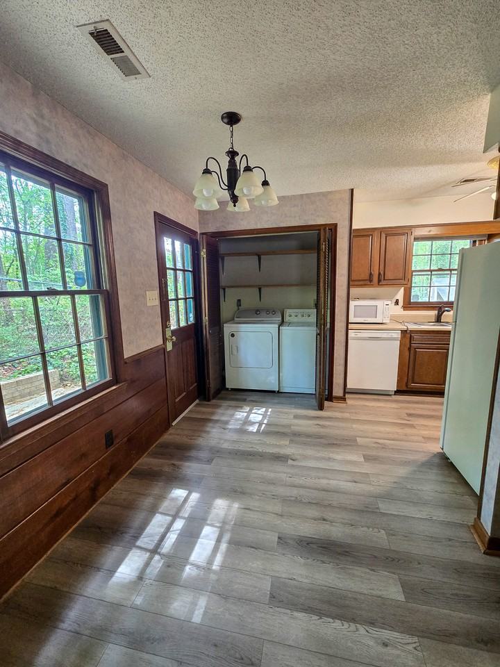 3909 Greenleaf St - Photo 5 of 26