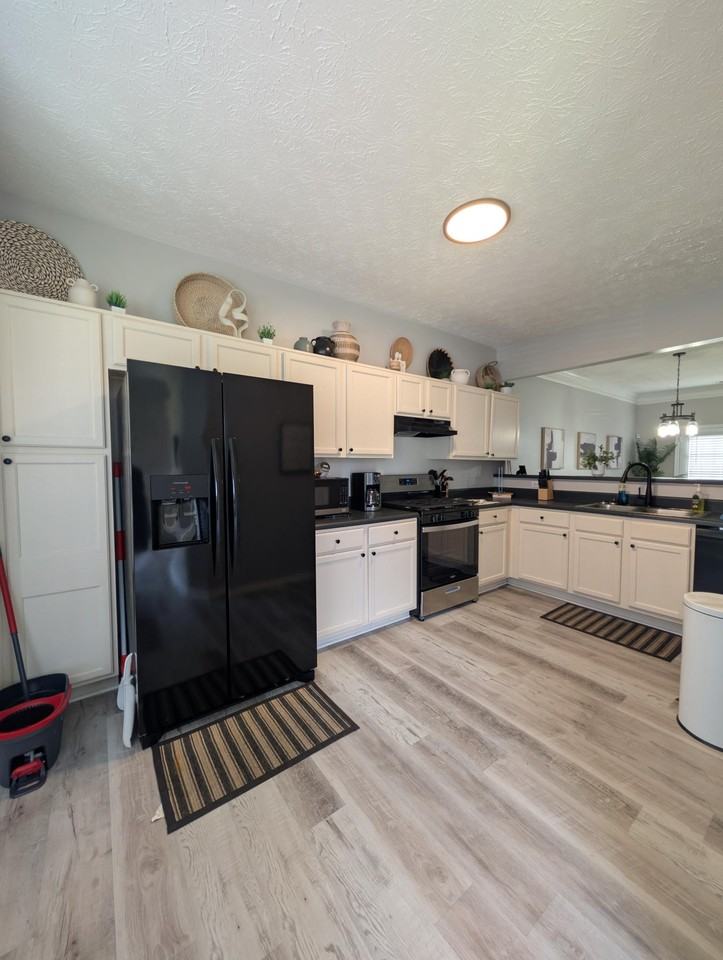 5690 Hampton Ct - Photo 3 of 13