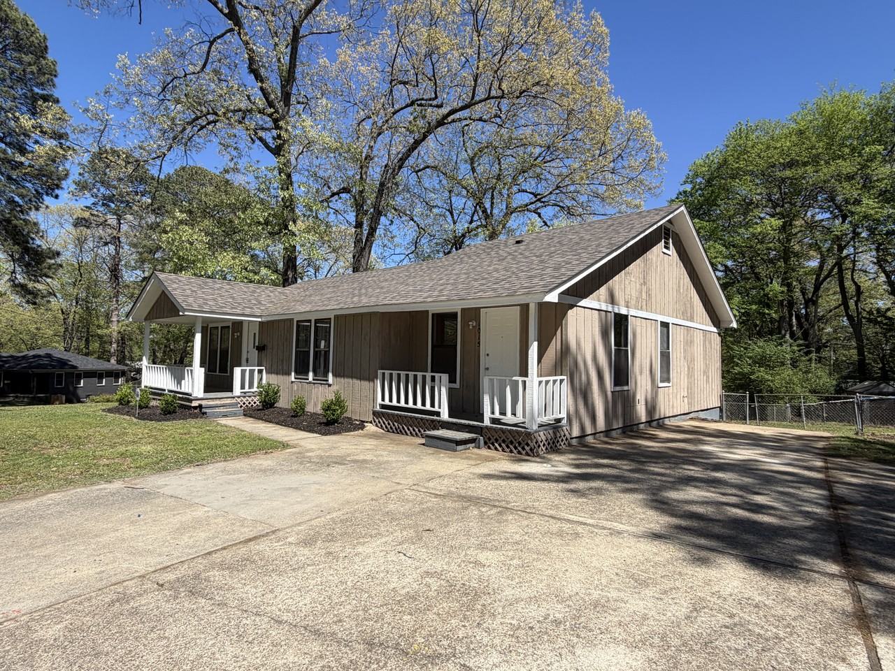 1015 Oakwood - Photo 2 of 18