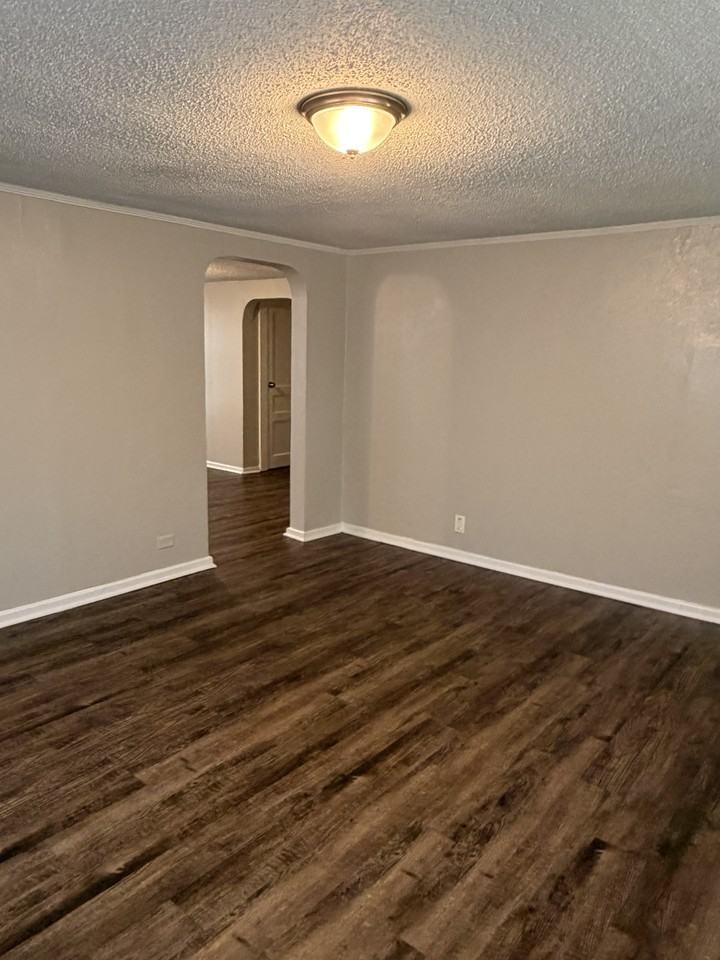 1015 Oakwood - Photo 3 of 18