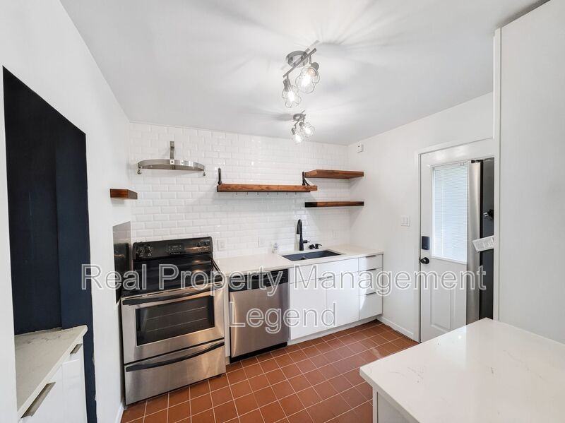 4944 N Hall St - Photo 6 of 23