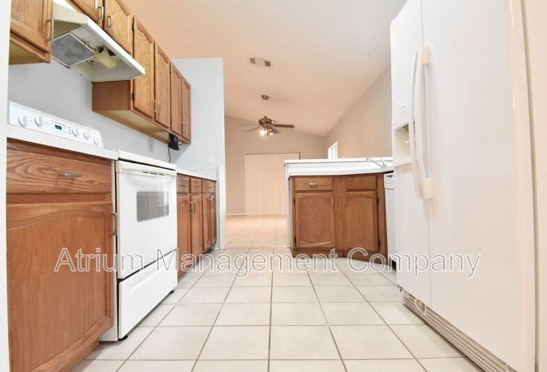 277 Lakebreeze Cir - Photo 4 of 50