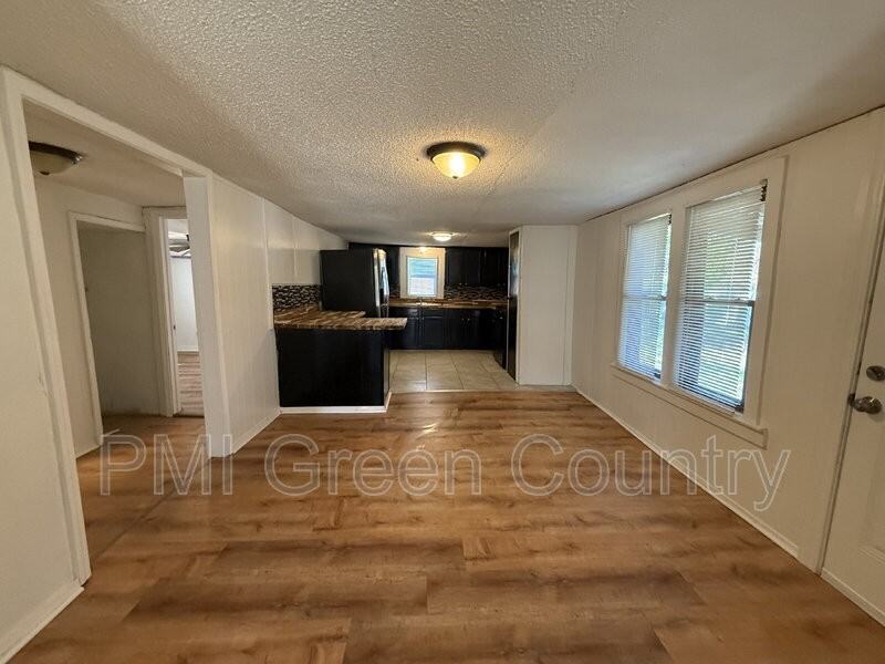 209 W Magnolia St - Photo 3 of 11