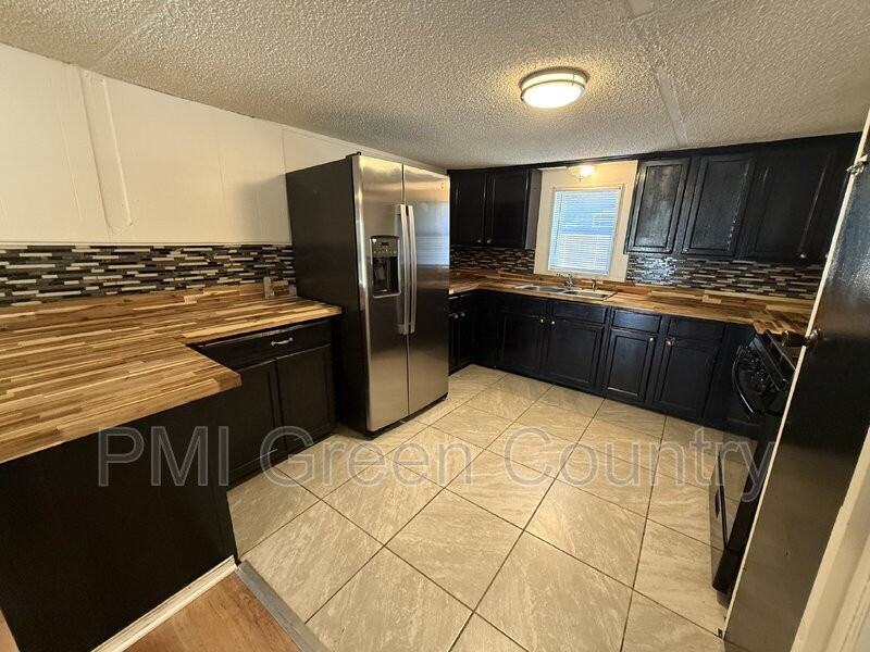 209 W Magnolia St - Photo 4 of 11