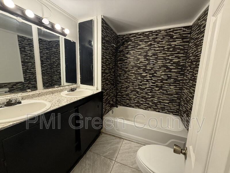 209 W Magnolia St - Photo 5 of 11