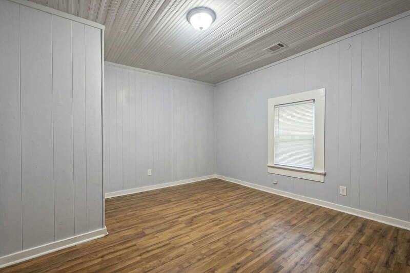 625 E Wall St - Photo 7 of 11