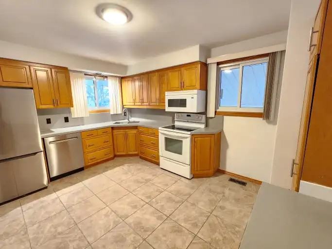 656 Balmoral Dr #303 - Photo 4 of 9