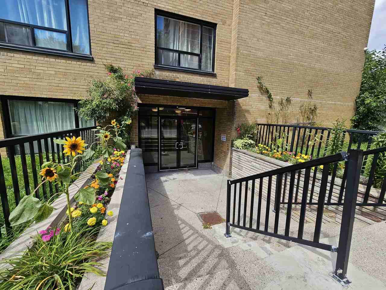 20 Cosburn Avenue - Photo 4 of 19