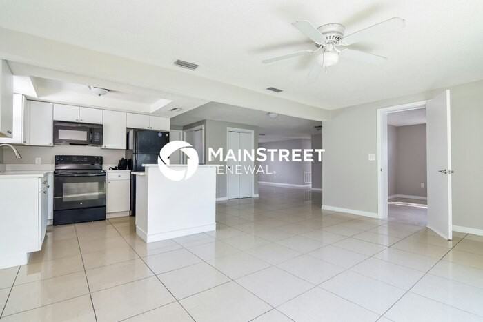 7421 Congress St - Photo 6 of 15