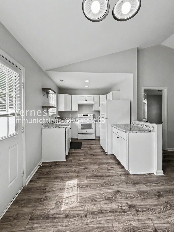 1439 Clooney Ln - Photo 5 of 37