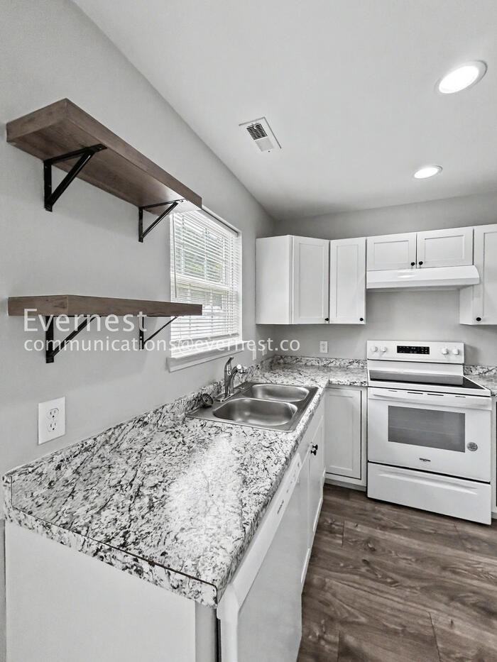 1439 Clooney Ln - Photo 6 of 37