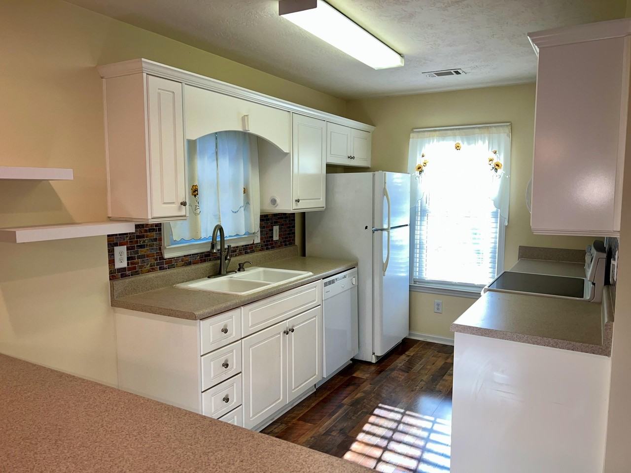 111 Bennington Ln - Photo 3 of 17