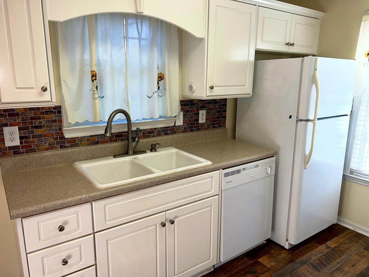 111 Bennington Ln - Photo 4 of 17