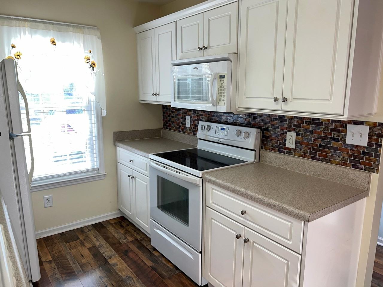 111 Bennington Ln - Photo 5 of 17