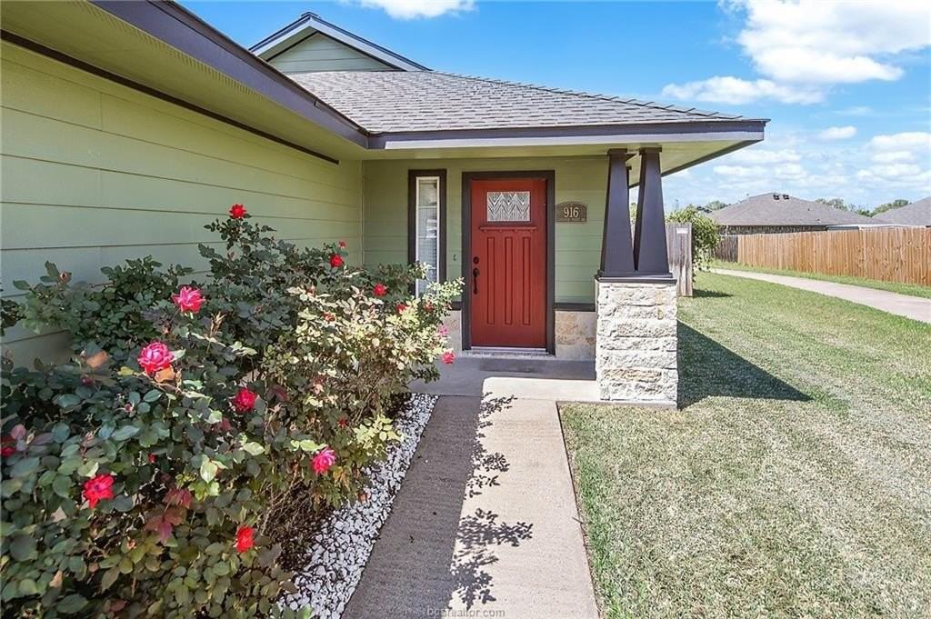 916 Crested Point Dr - Photo 3 of 27