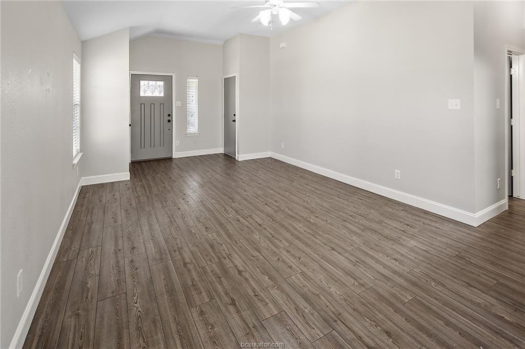 916 Crested Point Dr - Photo 5 of 27