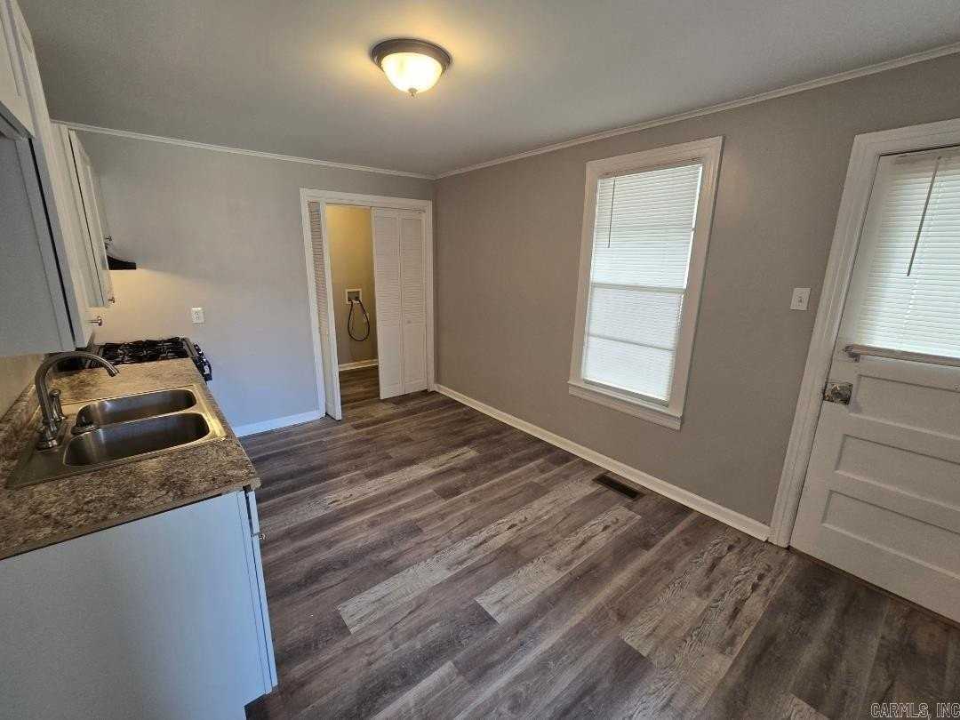 520 W 33rd St - Photo 4 of 9