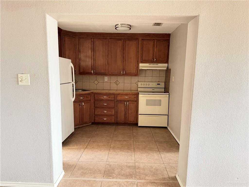 604 E Schunior St - Photo 4 of 12