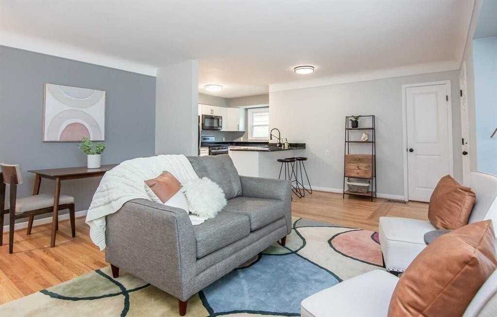 14030 Elgin St - Photo 4 of 15