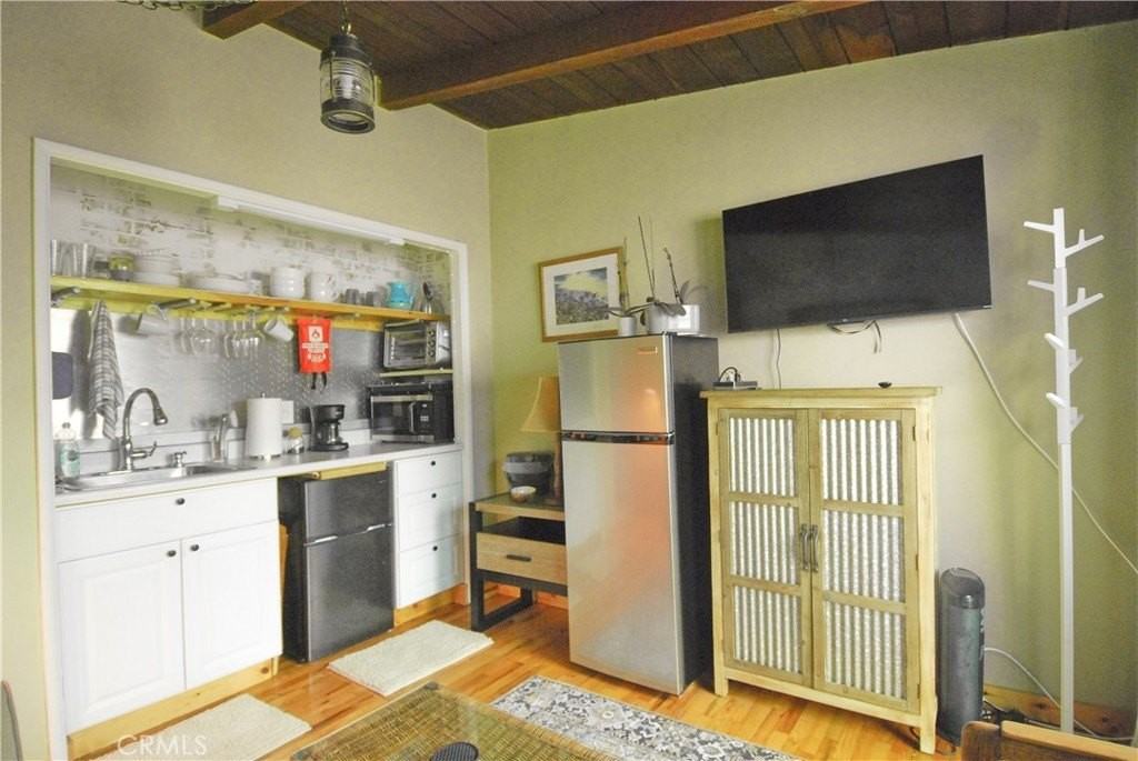 545 1st St #B - Photo 3 of 20