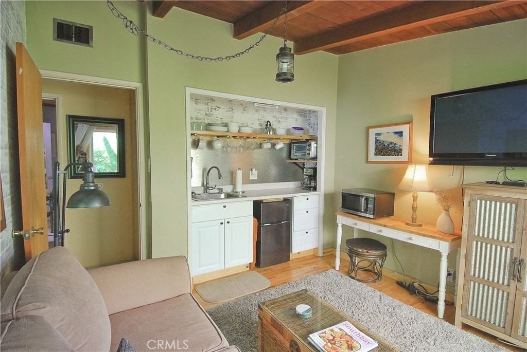 545 1st St #B - Photo 4 of 20