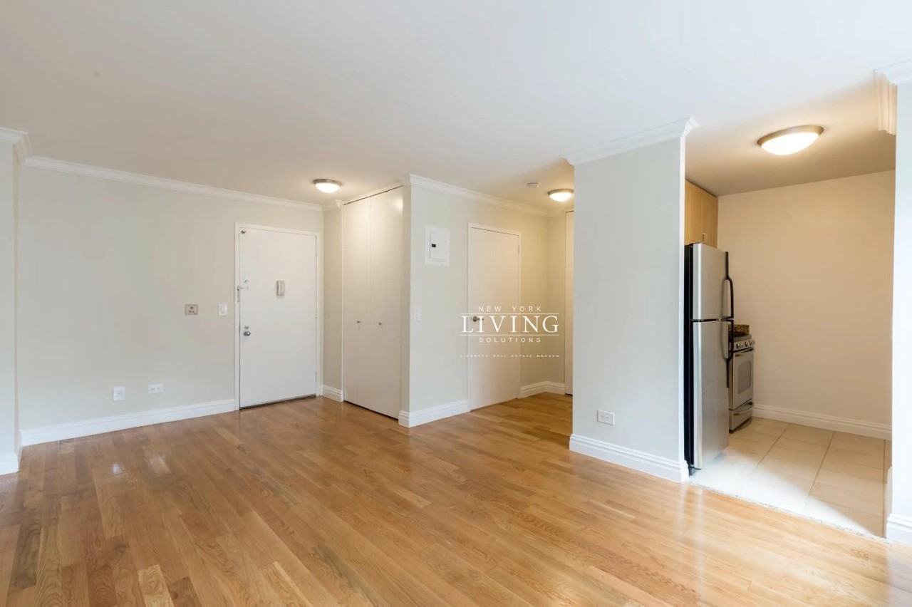 W 48th St #17A - Photo 4 of 7